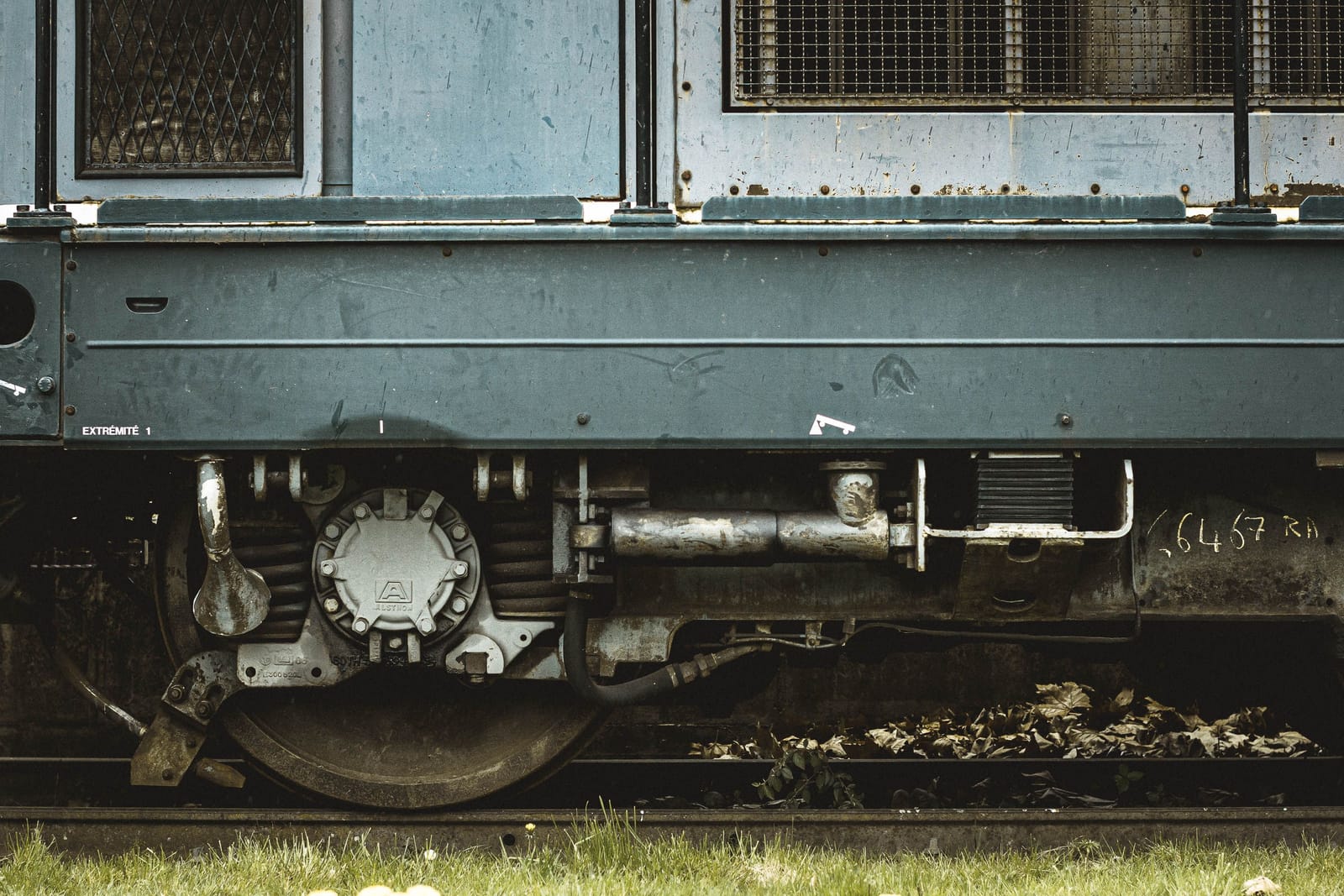 The wheel, gearbox and brake rigging under the frame of a blue locomotive